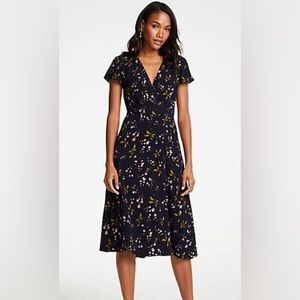 ANN TAYLOR FAUX WRAP MIDI DRESS NAVY AND FLORAL V NECK SHORT SLEEVE SIZE 4P NWOT